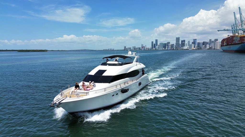 84′ Lazzara Flybridge